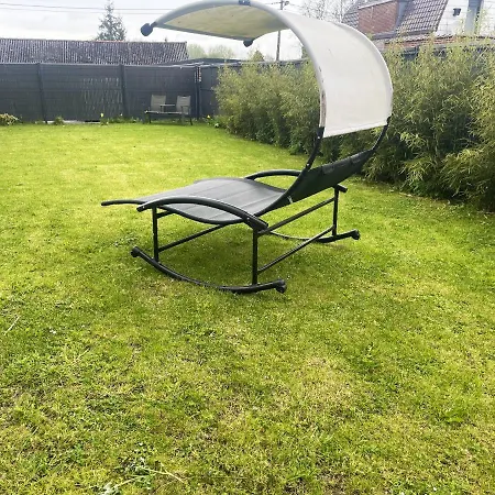 בית נופש Cozy House With Garden And Jacuzzi In *