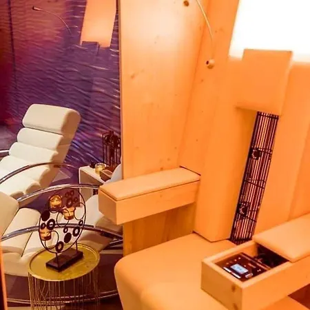 Cozy House With Garden And Jacuzzi In בית נופש