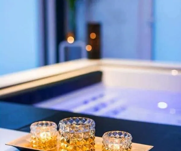 Vakantiehuis Cozy House With Garden And Jacuzzi In