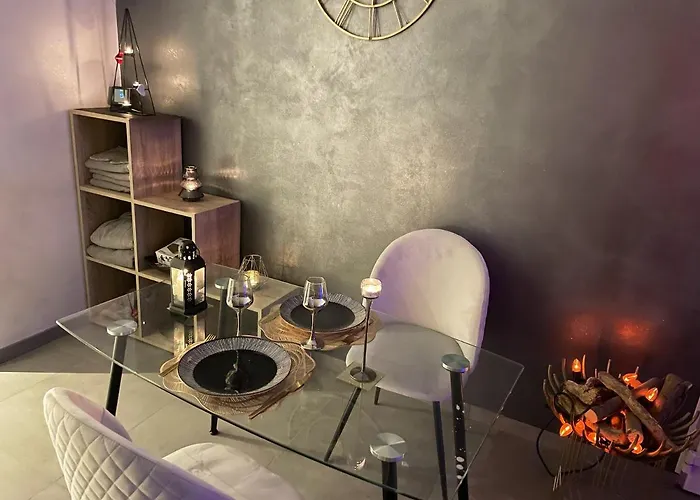 Vakantiehuis Cozy House With Garden And Jacuzzi In *